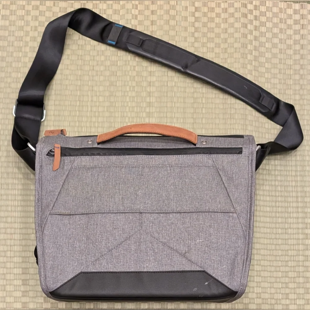 Peak Design Everyday Messenger Bag 13" Gray w/ Two Divider Inserts - Picture 3 of 5